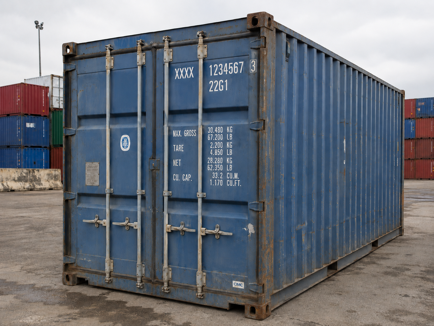 Gebrauchter Seecontainer mit typischen Gebrauchsspuren, Roststellen und Lackschäden